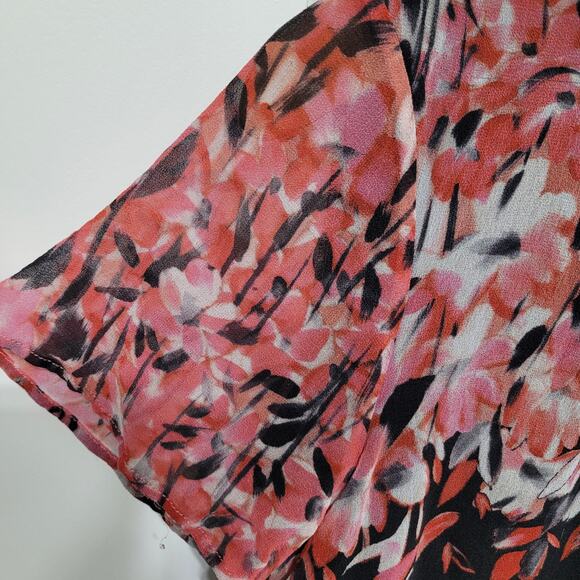 St. John 100% Silk Short Sleeve Tiered Floral Print Top Size 16 Feminine Flowy - Picture 7 of 12